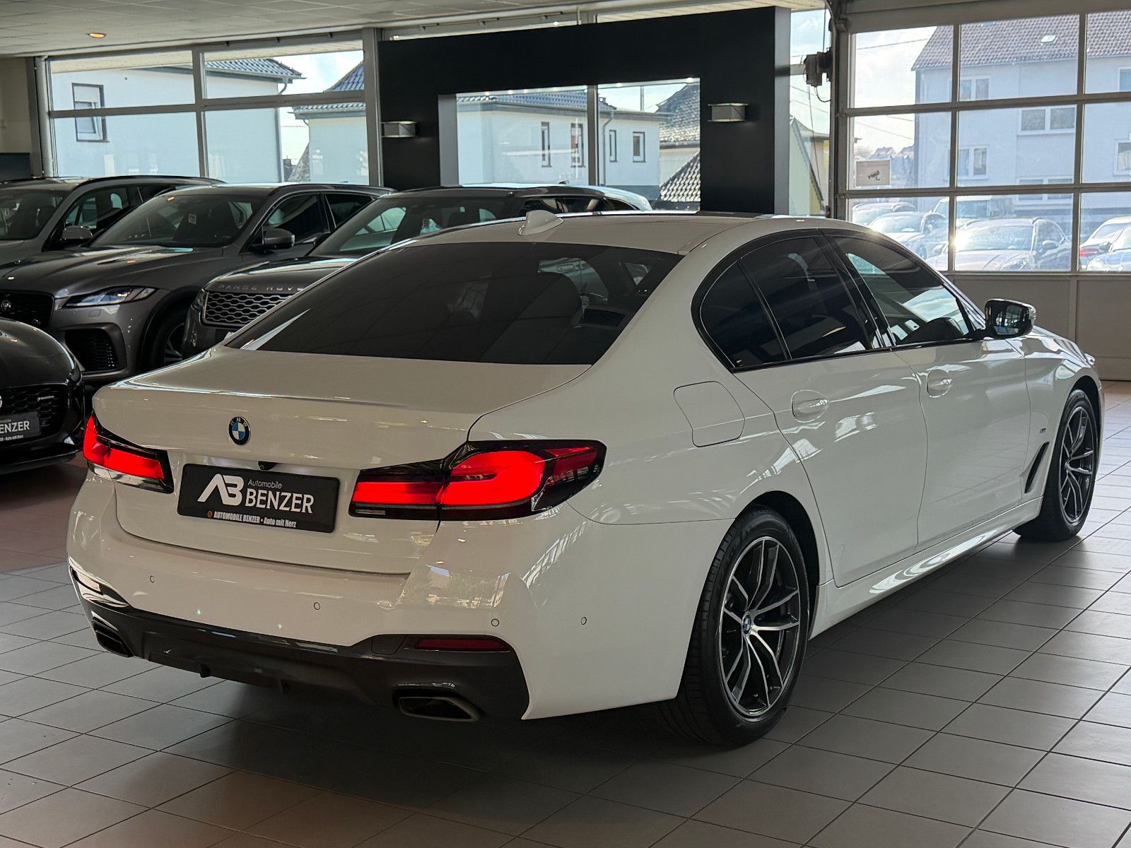 Fahrzeugabbildung BMW 530 d XDriveM Sport/M-PAKET/HARMAN-KARDON/AMBIE