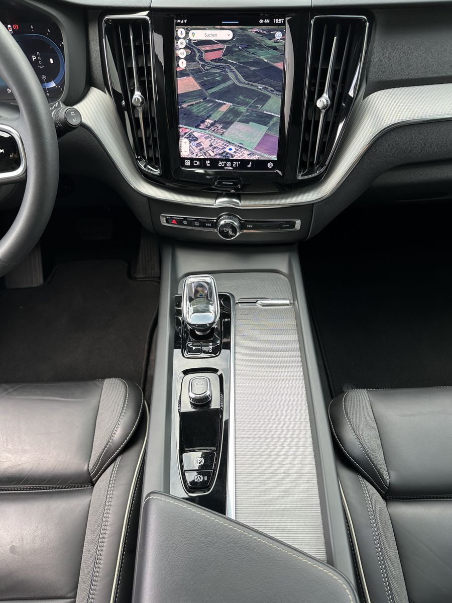 Fahrzeugabbildung Volvo XC60 B4 D AWD Plus Dark NAV+LED+PANORAMA+AHK+H&K