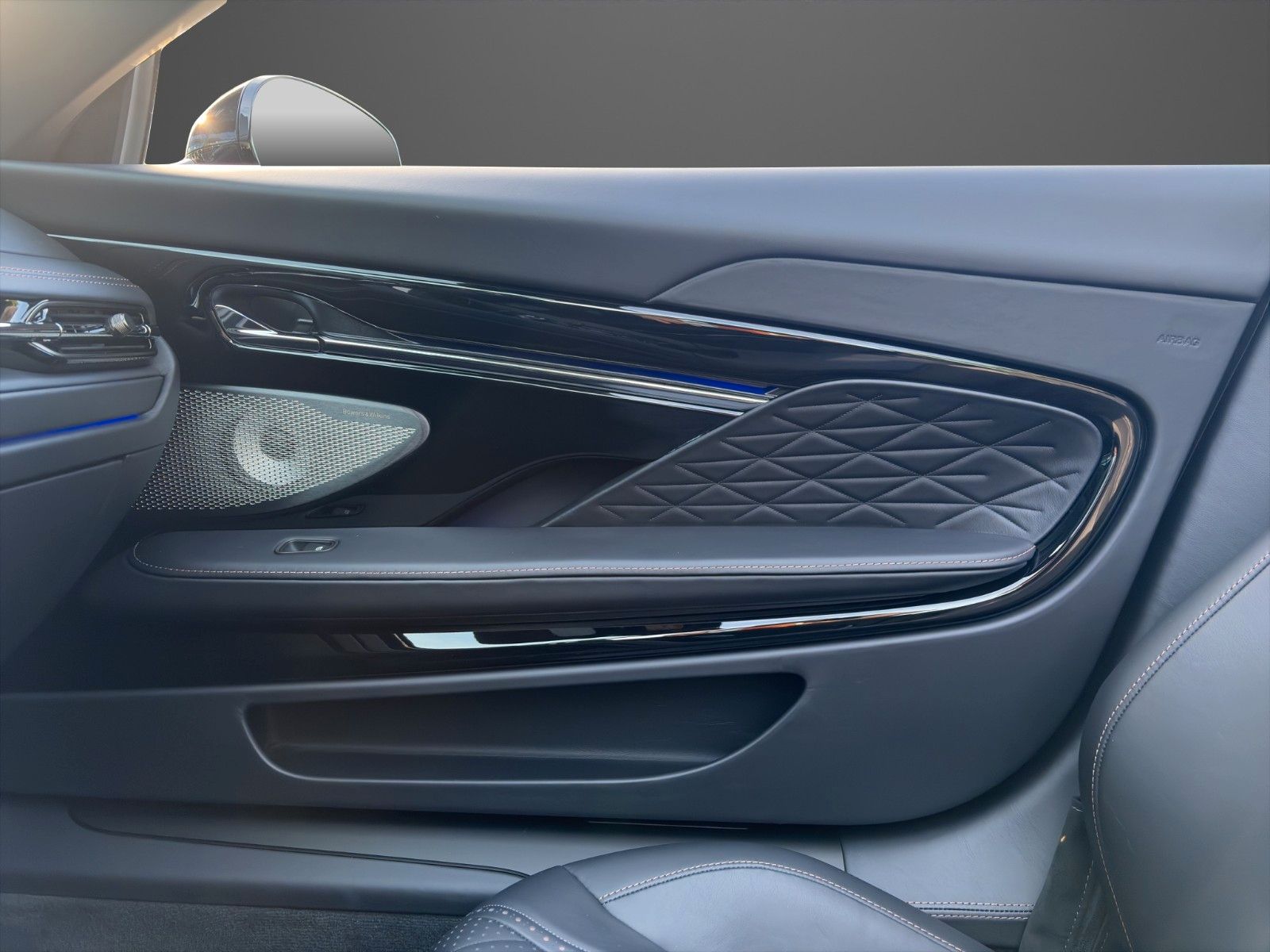 Fahrzeugabbildung Aston Martin DB12 4.0 V8 Volante PPF Bowers & Wilkins