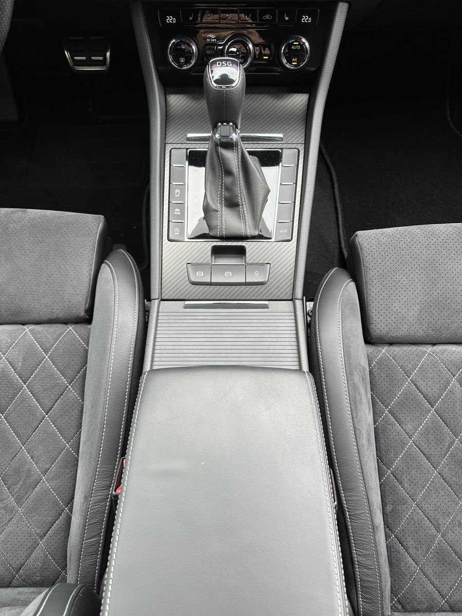 Fahrzeugabbildung SKODA Superb Combi 2.0 TDI DSG Sportline NAV+LED+ACC