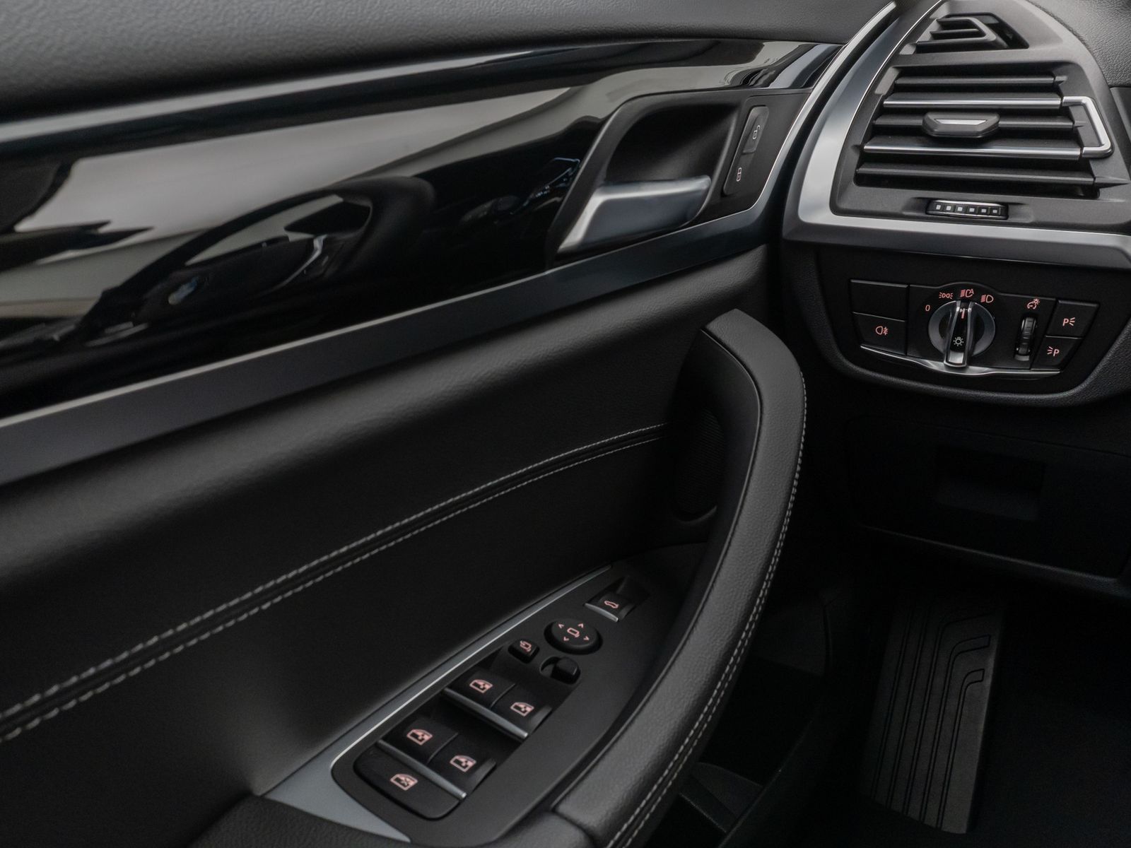 Fahrzeugabbildung BMW X3 xD20d Kamera DAB Leder Parkassis Sport 19Zoll