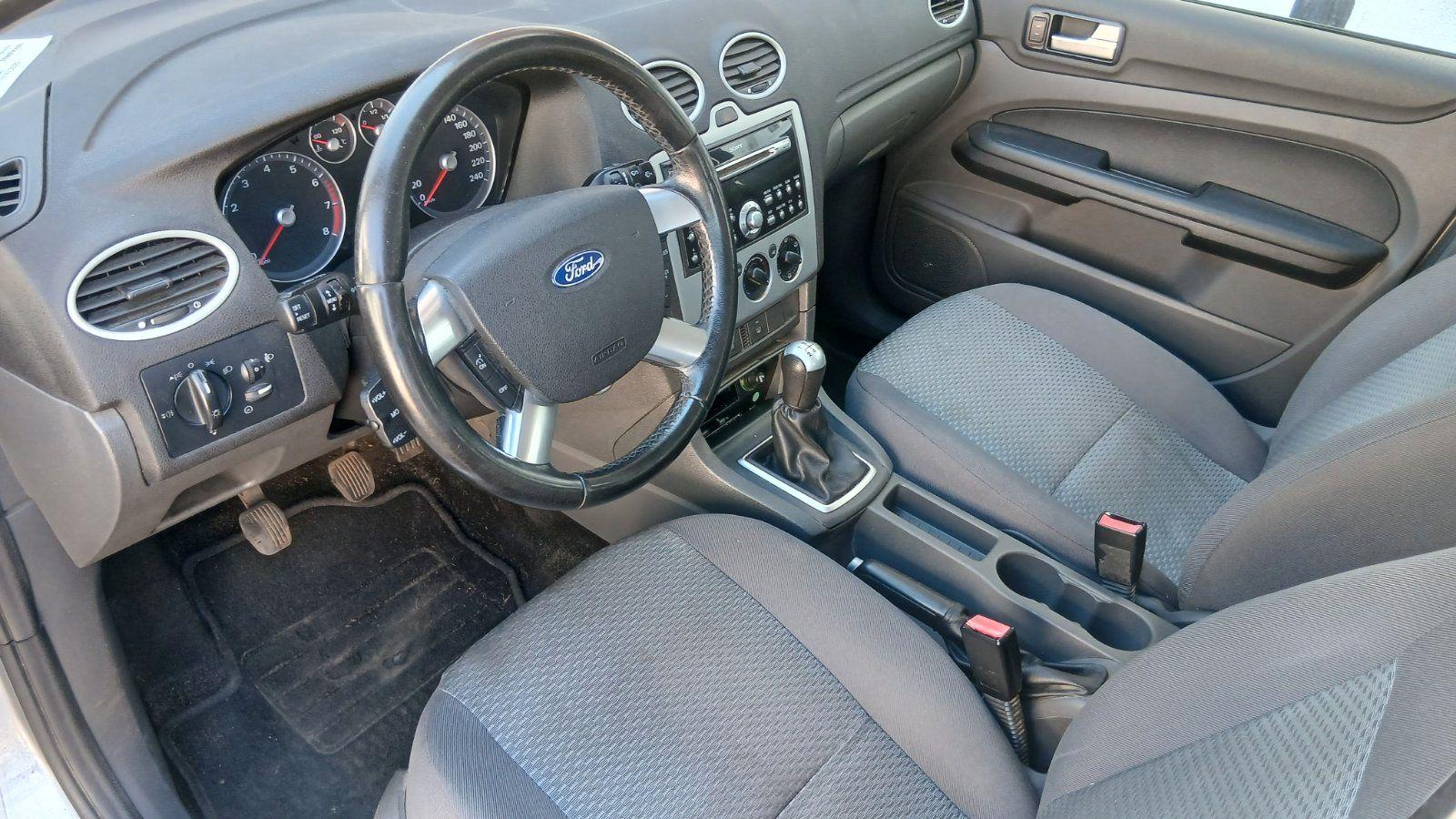 Ford Focus 2005 — interior