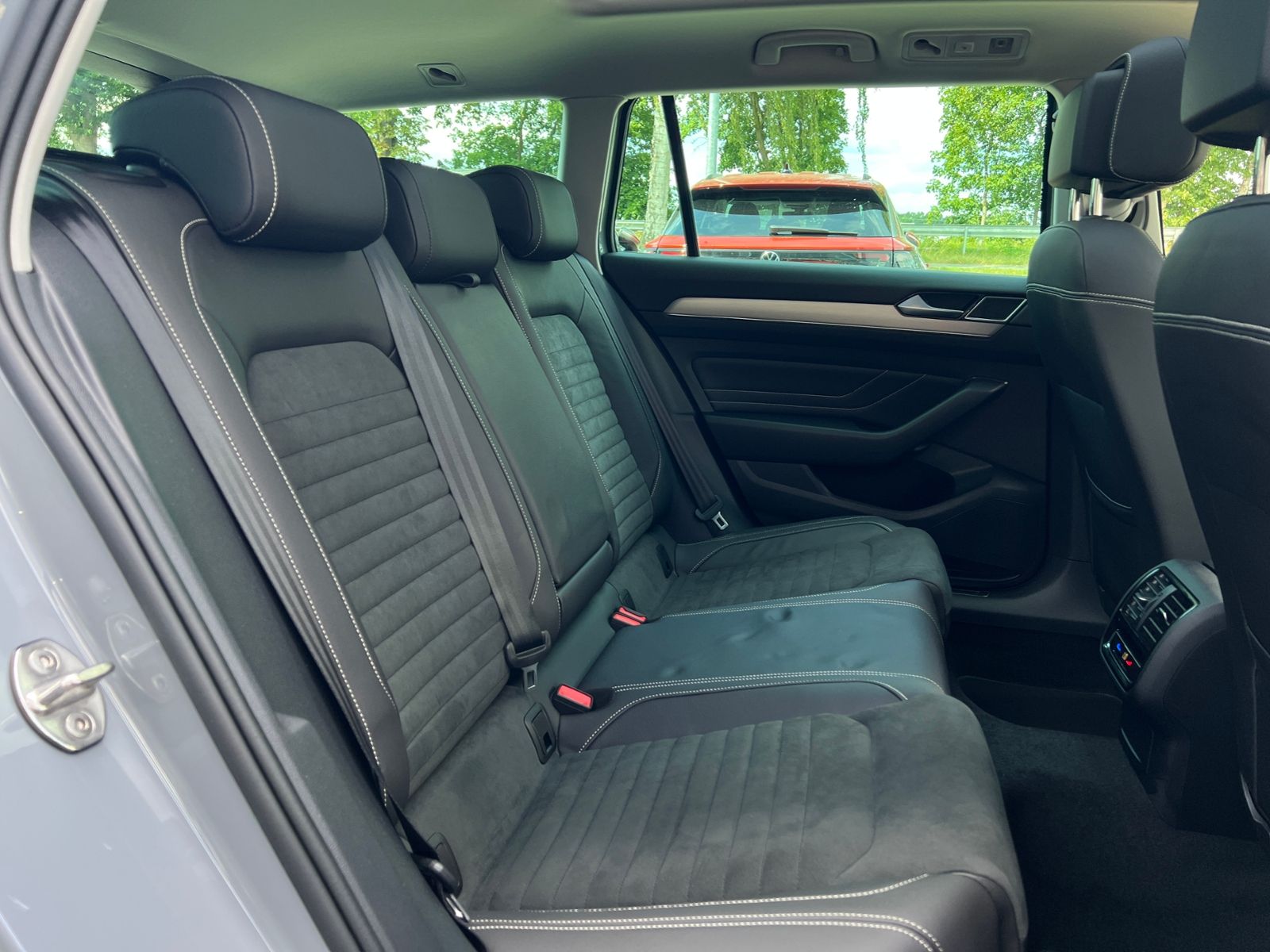 Fahrzeugabbildung Volkswagen Passat Variant Elegance 2.0 TDI DSG *AHK, IQ-Lig