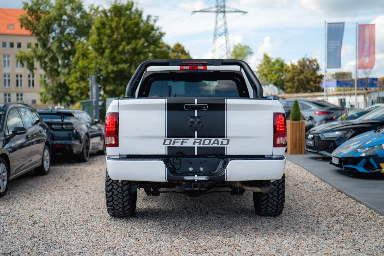 Fahrzeugabbildung Dodge RAM 5.7 V8 HEMI 4x4 OFFROAD Night-Paket *LED*19%