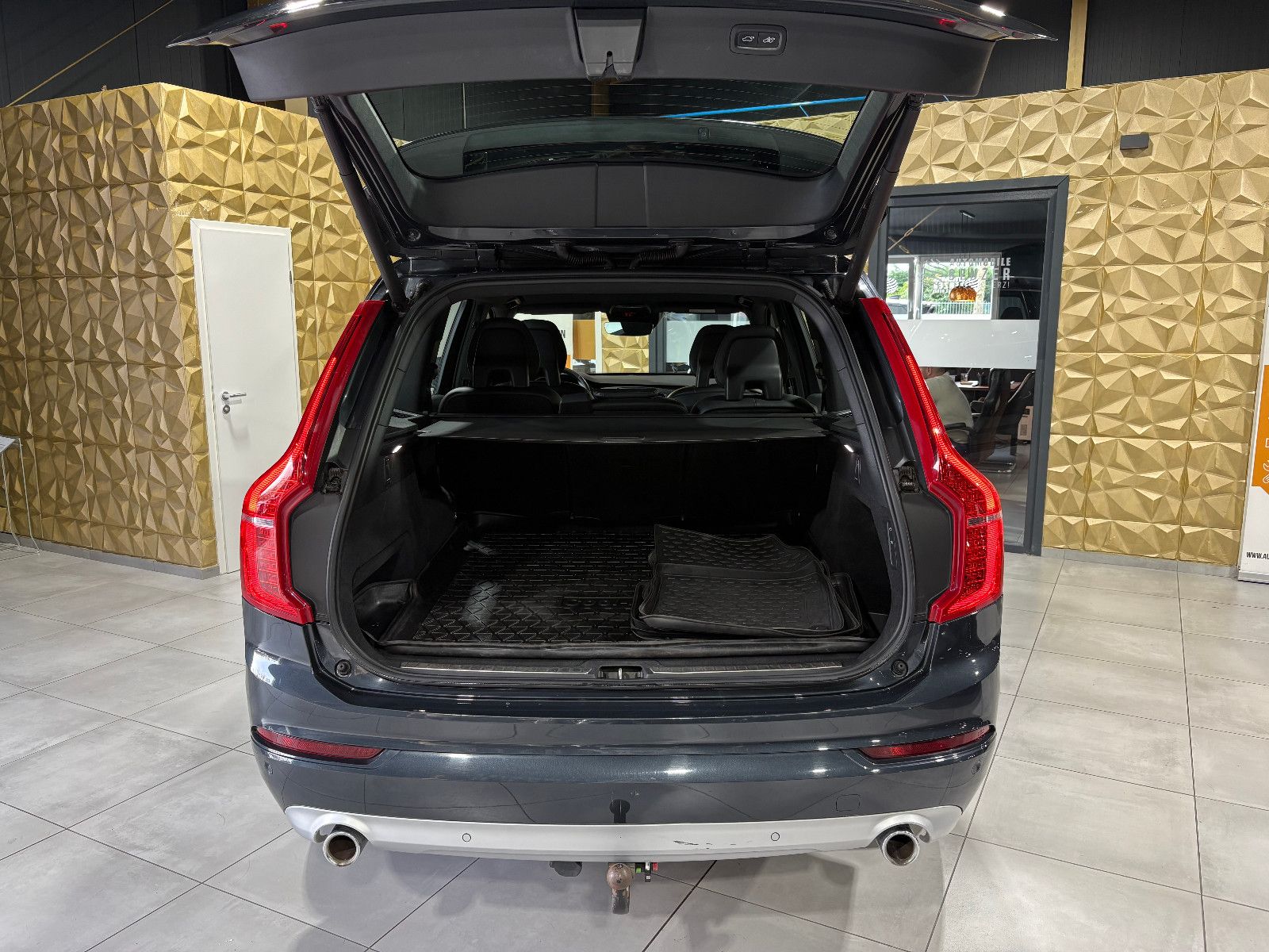 Fahrzeugabbildung Volvo XC90 Momentum AWD/NAVI/KAMERA/APPLE/KLIMA/SHZ