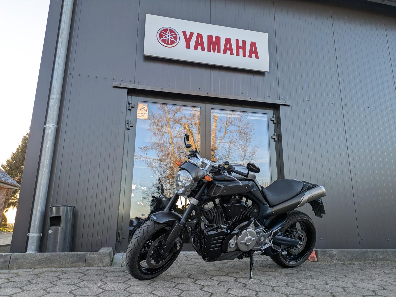 Yamaha MT-01 Akrapovic & MT Performance Styling