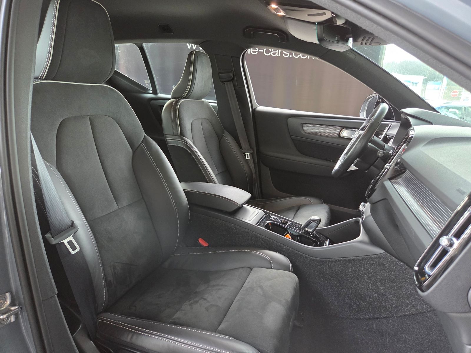 Fahrzeugabbildung Volvo XC40 R Design 2WD AHK LED H/K NAV RFK SHZ 19"