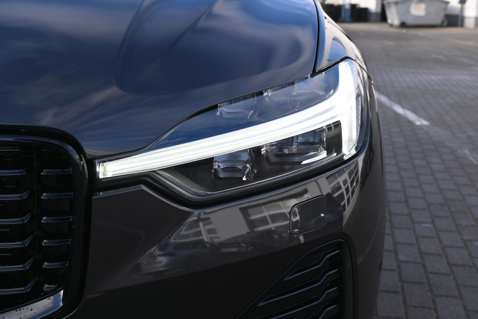 Fahrzeugabbildung Volvo XC60 B5 AWD Plus Dark*H&K*FSHZG*360°*ACC