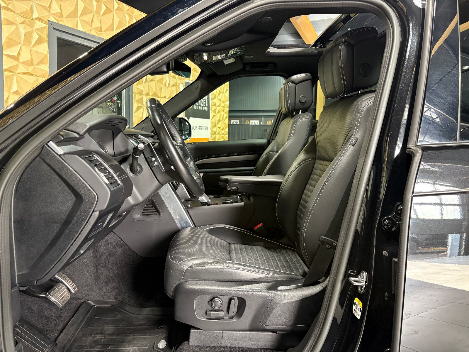 Fahrzeugabbildung Land Rover Discovery 5 R-Dynamic HSE D250 c AWD/PANO/MEMORY