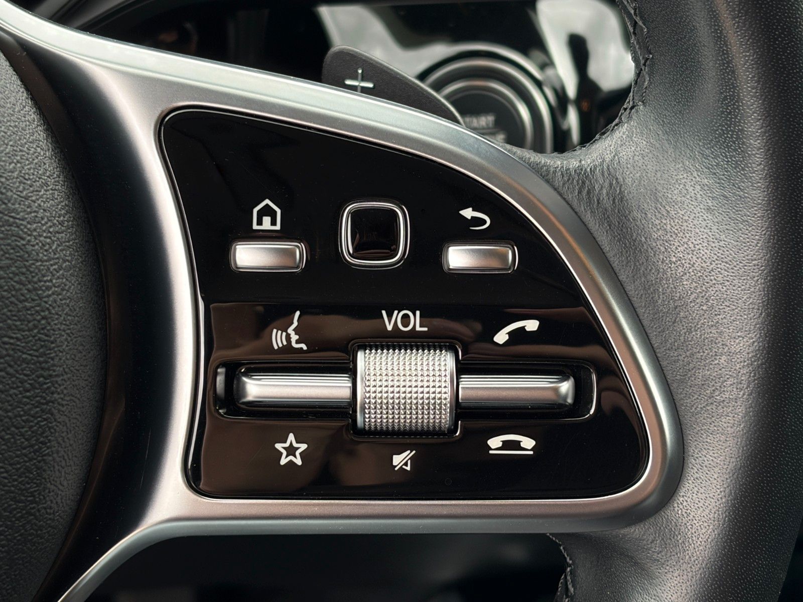 Fahrzeugabbildung Mercedes-Benz GLA 200 7G-DCT Progressive CarPlay Temp CAM AHK