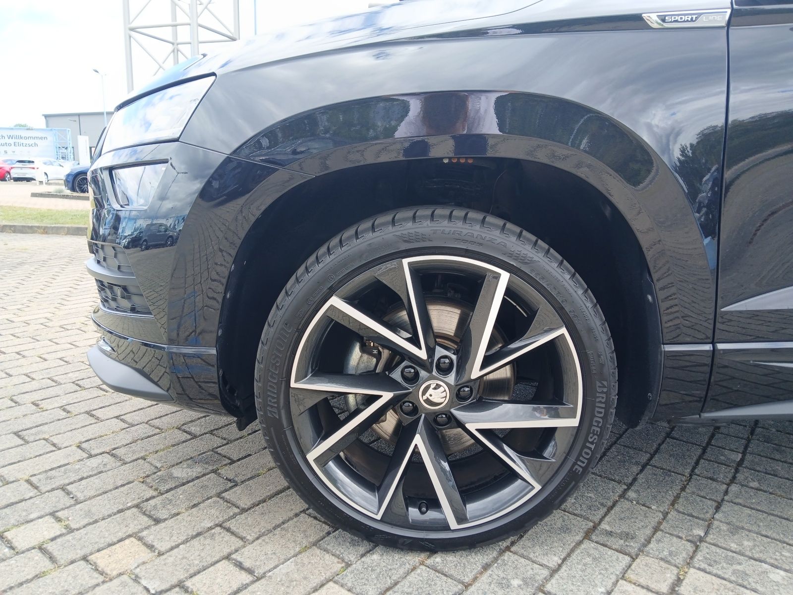 Fahrzeugabbildung SKODA Karoq TSI Sportline DSG LED AHK Navi ACC PDC SH