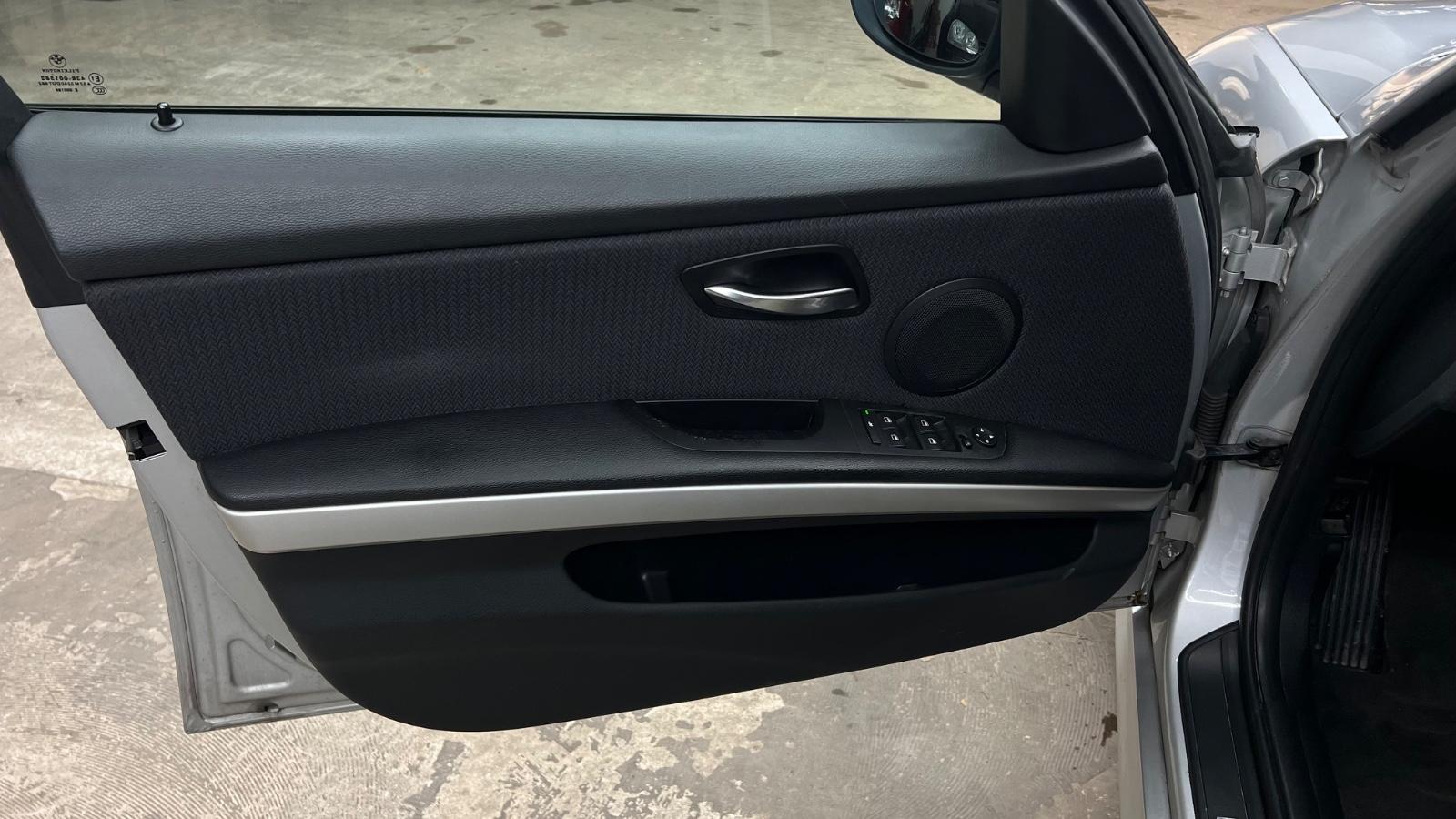 BMW 318 2010 — photo 11