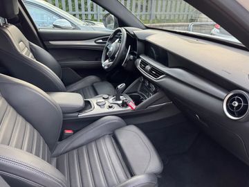Alfa-Romeo Stelvio - 8