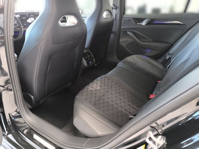 Fahrzeugabbildung Volkswagen Passat Variant 2.0 TDI DSG R-LINE MATRIX-LED NAV