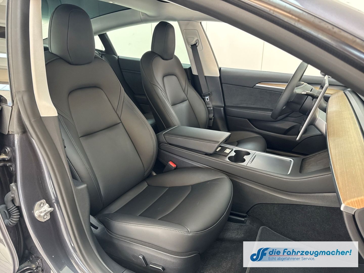 Fahrzeugabbildung Tesla Model 3 RWD Soundsystem ACC El. Heckklappe WLAN