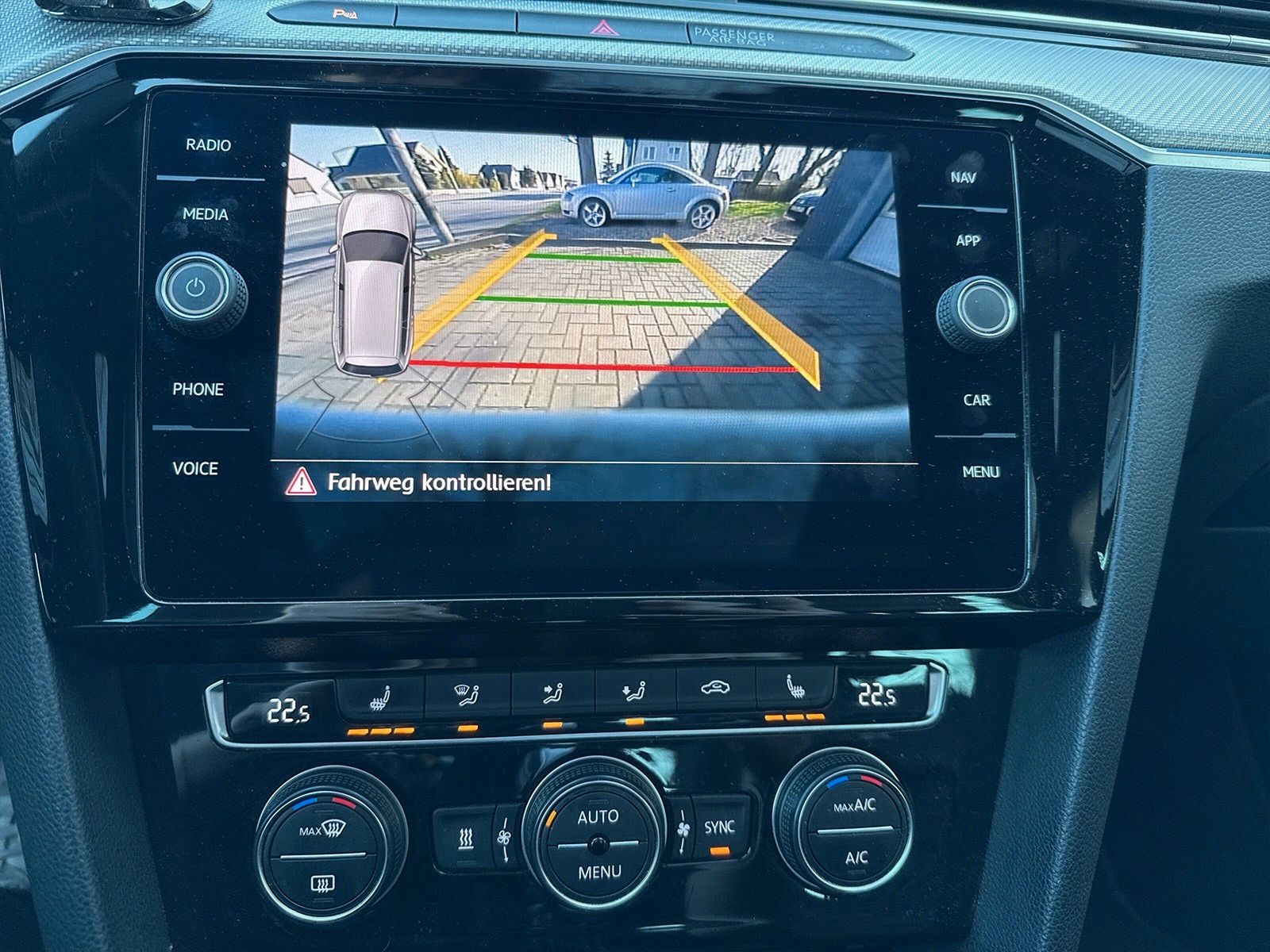 Fahrzeugabbildung Volkswagen Passat Variant R-Line *Standheizung*Pano*AHK*ACC