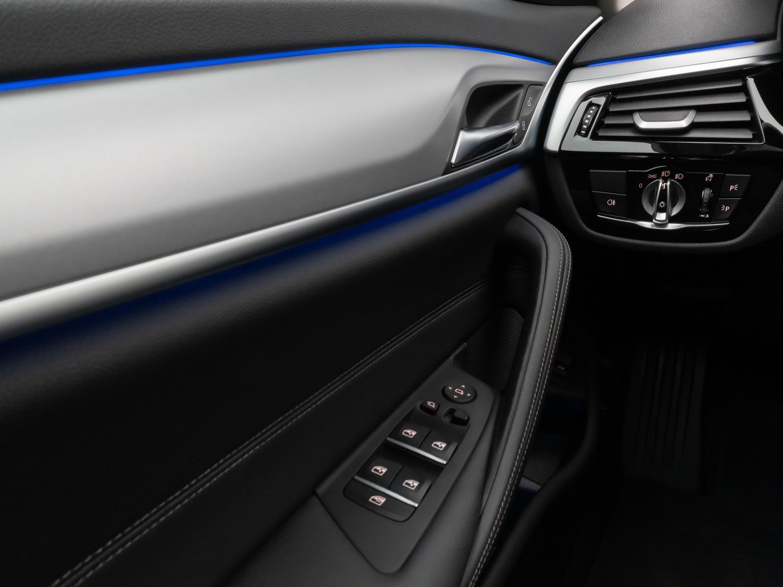 Fahrzeugabbildung BMW 520d Panorama Kamera HUD DAB 4Klima Alarm 19Zoll