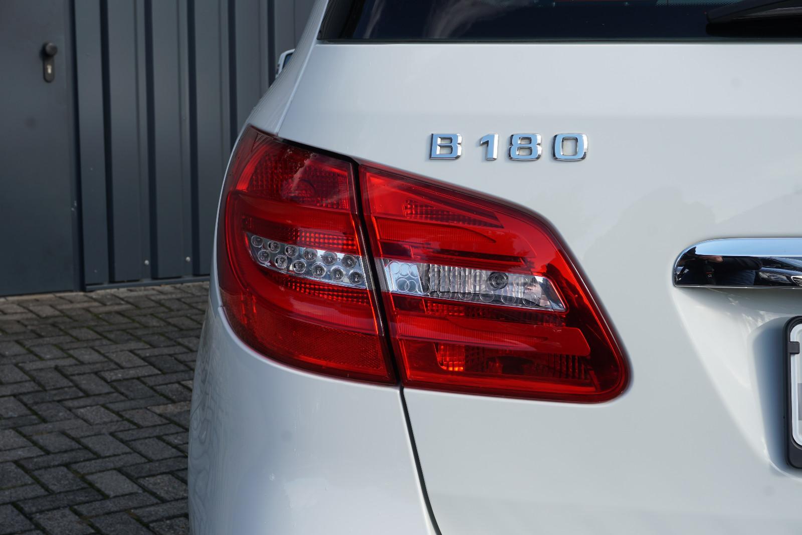 Mercedes-Benz B 180 Bi-Xenon RFK SHZ NAV Leder AHK Memory