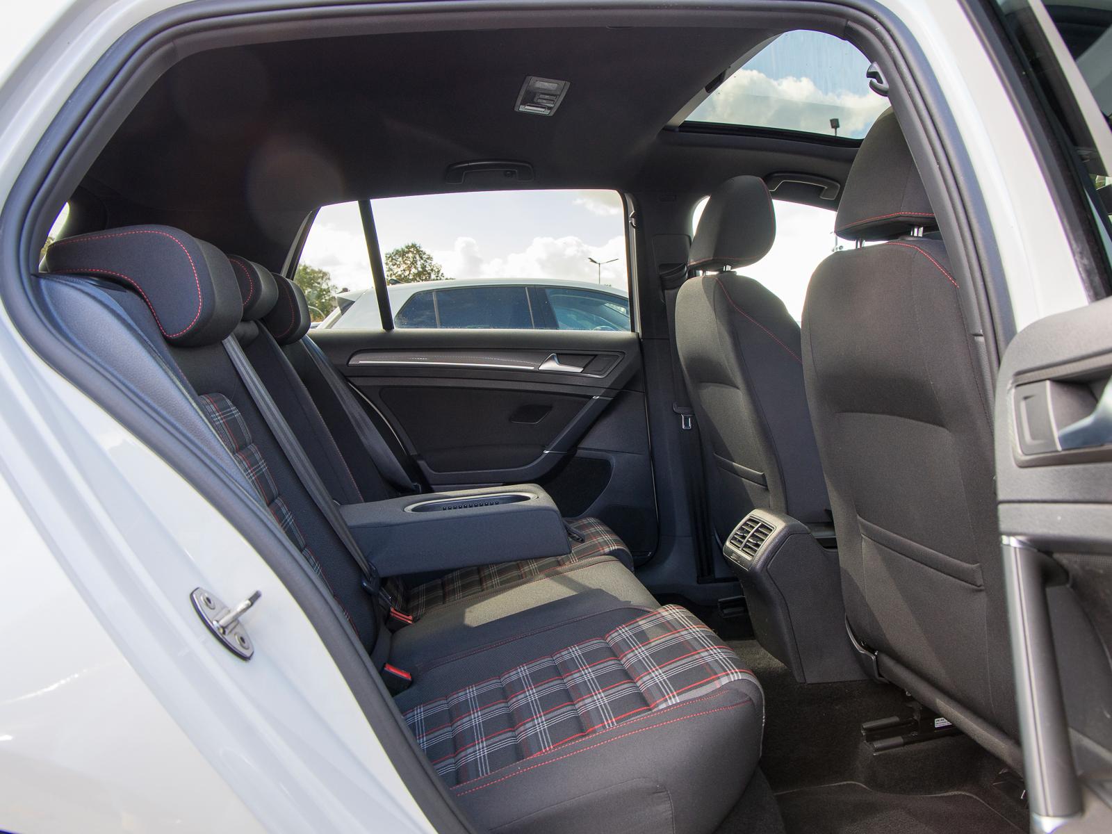 Volkswagen Golf GTI PERFORMANCE DSG PANO NAVI AHK LED ACC