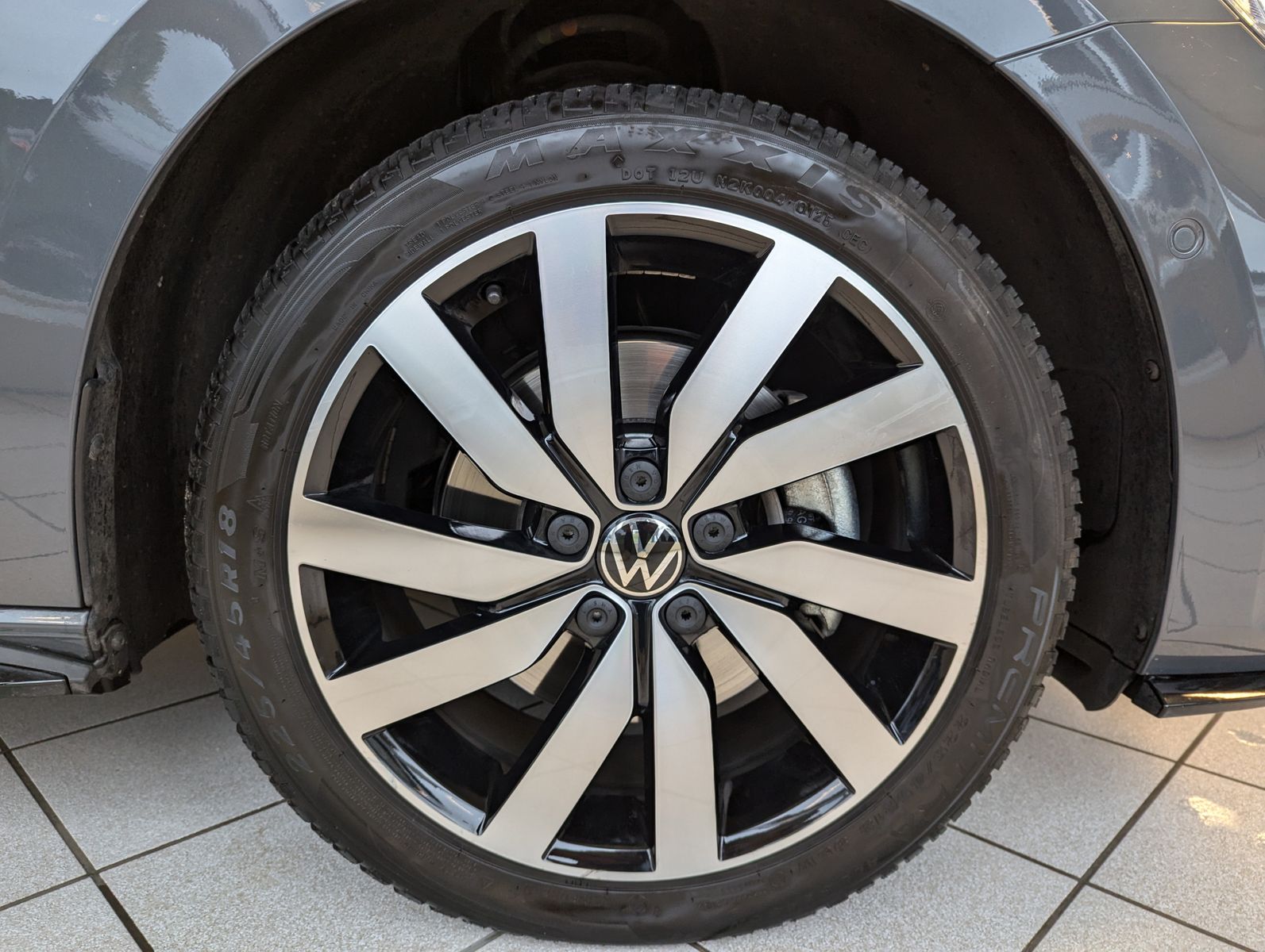 VW Touran 2.0 DSG R-Line High. Pano 7-Si IQ.Drive A - Image 10