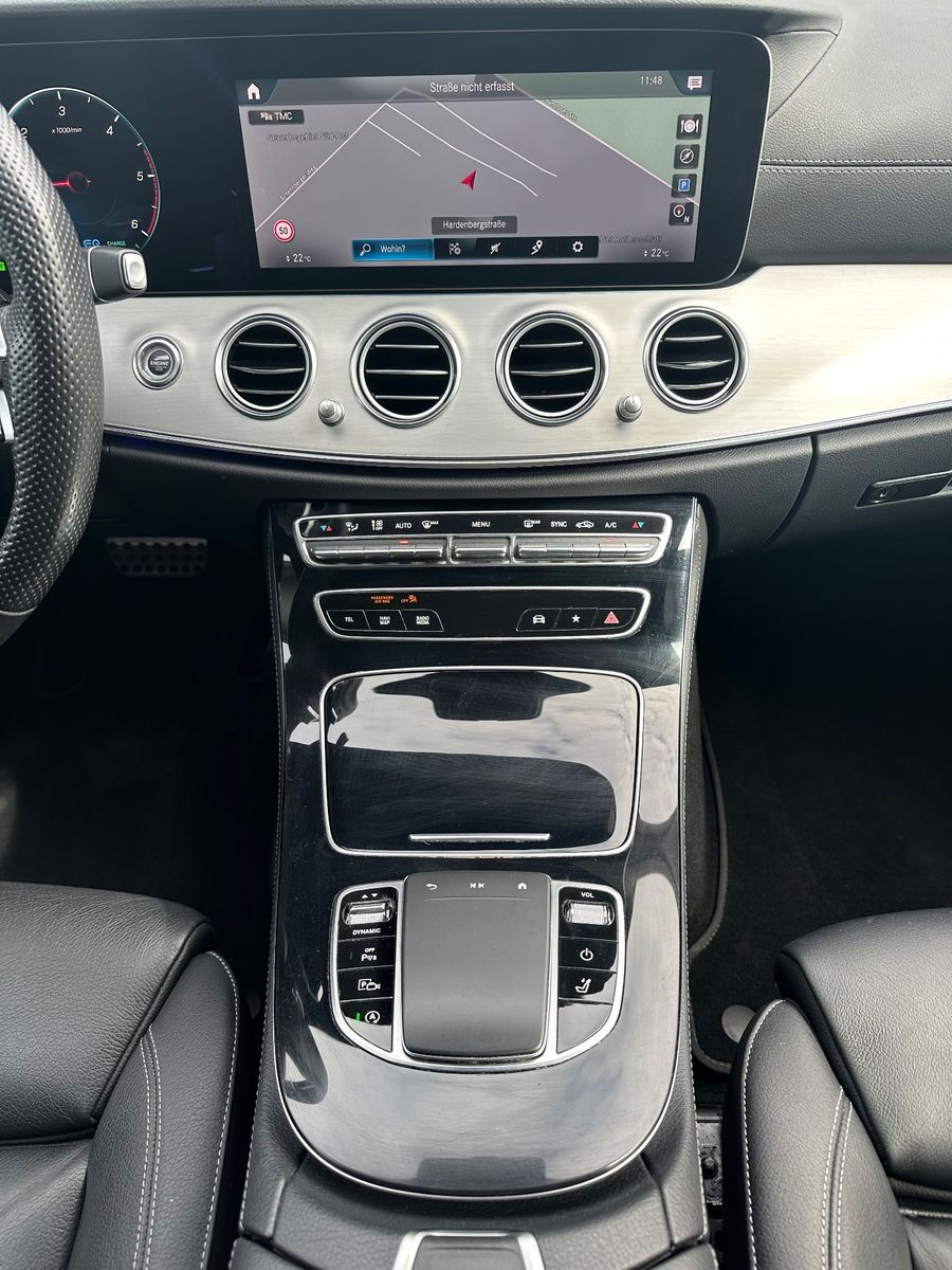 Fahrzeugabbildung Mercedes-Benz E 220 d T AMG Line NAV+LED+AHK+KAMERA+20ZO