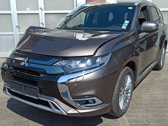 Mitsubishi Outlander PHEV Intro Edition 4WD / 1.Hand