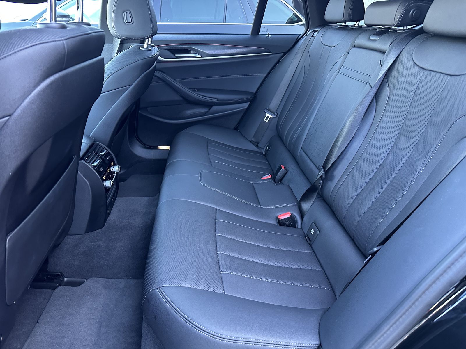 Fahrzeugabbildung BMW 520d Touring M-Sport NAV+LED+ACC+PANO+SHZ+LHZG