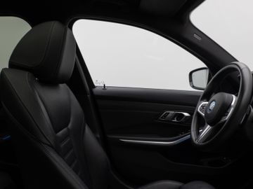 Fahrzeugabbildung BMW 330e M Sport Panorama Kamera HUD DAB HiFi Komfor
