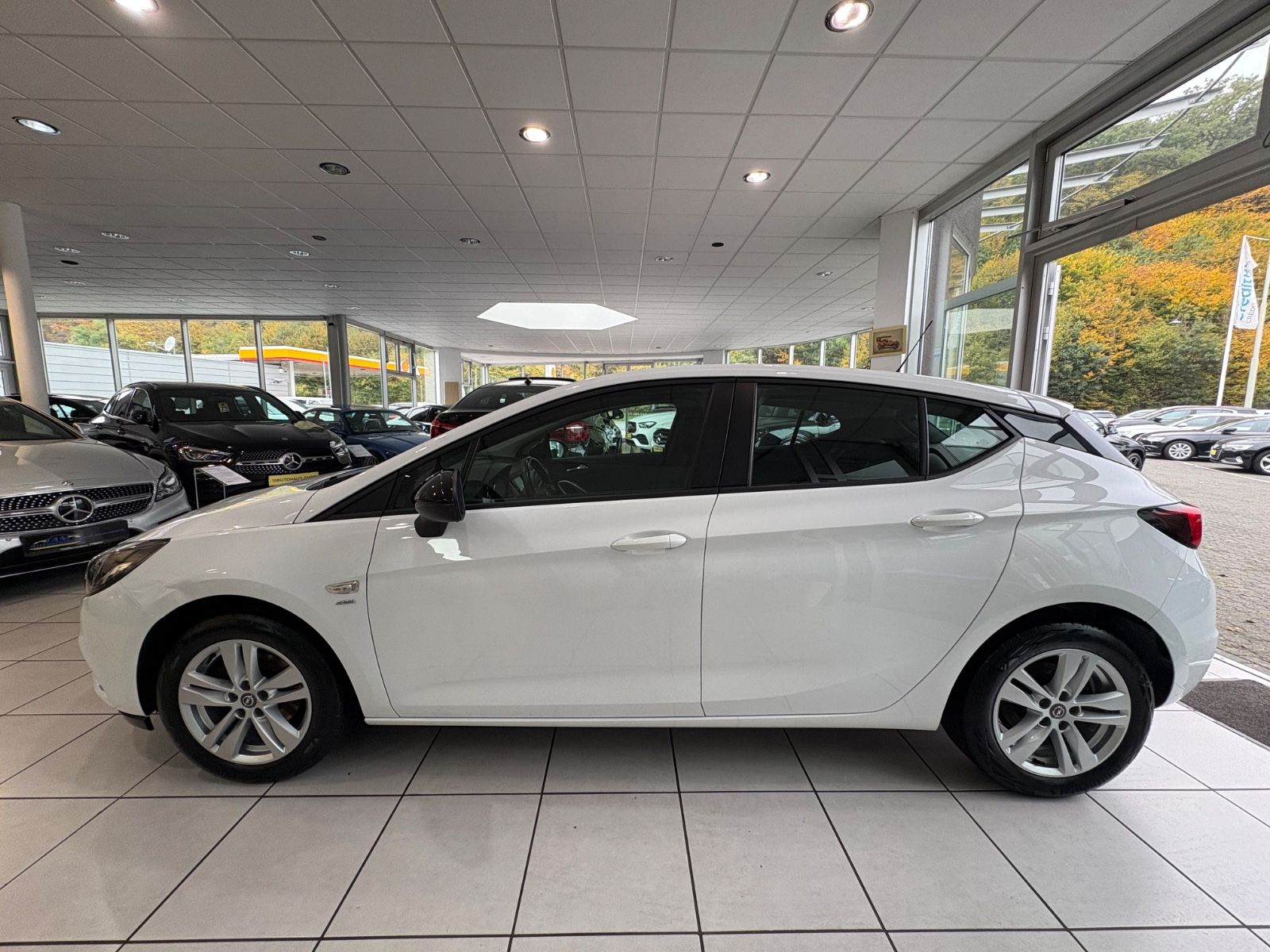 Fahrzeugabbildung Opel Astra K Lim. Active Sport *LED* SCHWARZ / WEIß*