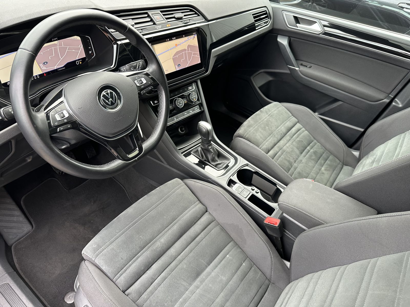Fahrzeugabbildung Volkswagen Touran 2.0 TDI DSG Highline NAV+LED+ACC+PANO+KAM