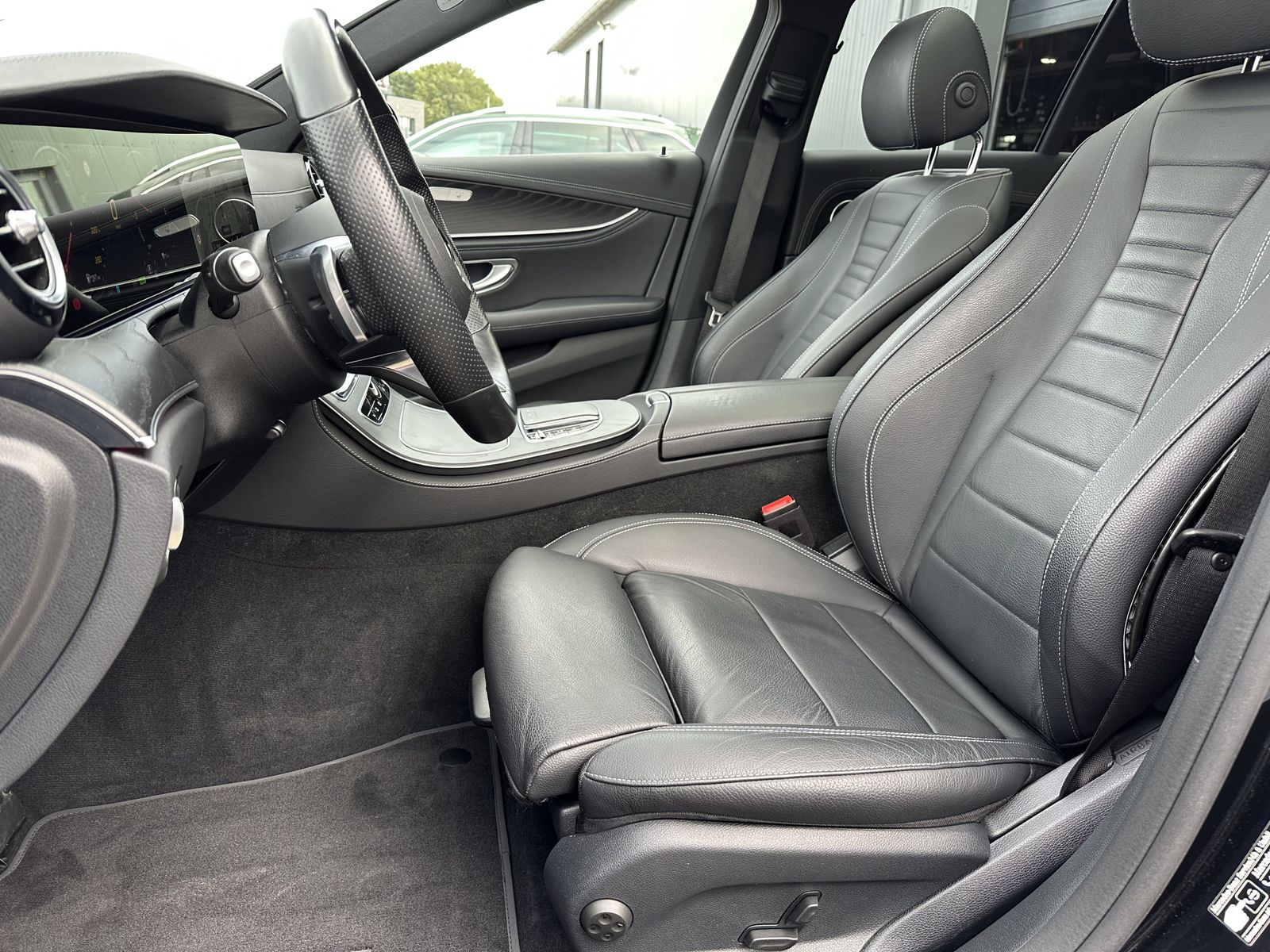 Fahrzeugabbildung Mercedes-Benz E 300de T 4Matic AMG-Line NAV+LED+AHK+PANO+360°