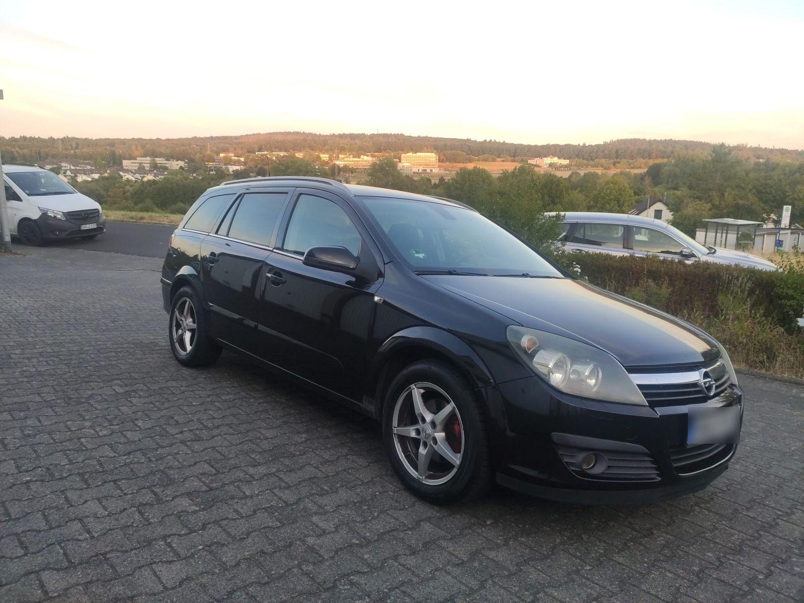 Opel Astra 2006 — rear view