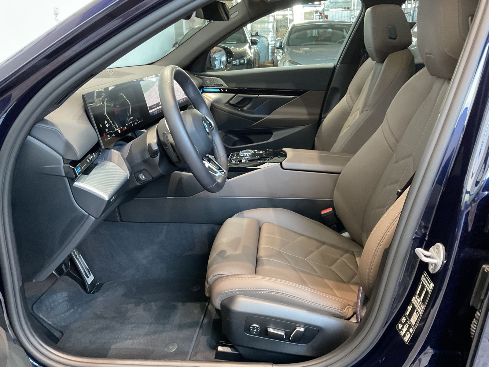 Fahrzeugeinzelansicht 11 Fahrzeugabbildung BMW 540d xDrive Touring M Sportpaket AHK
