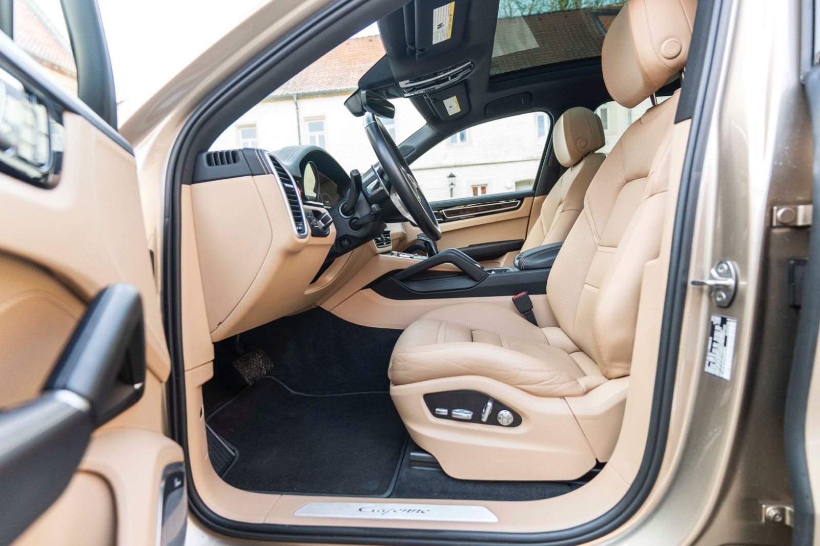 Fahrzeugabbildung Porsche Cayenne E-Hybrid SPORT-CHRONO BURMESTER 360° LED