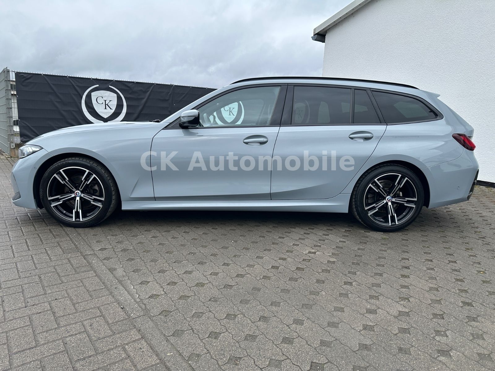 Fahrzeugabbildung BMW 320 d Touring M Sport/Navi/HeadUp/Kamera/LED