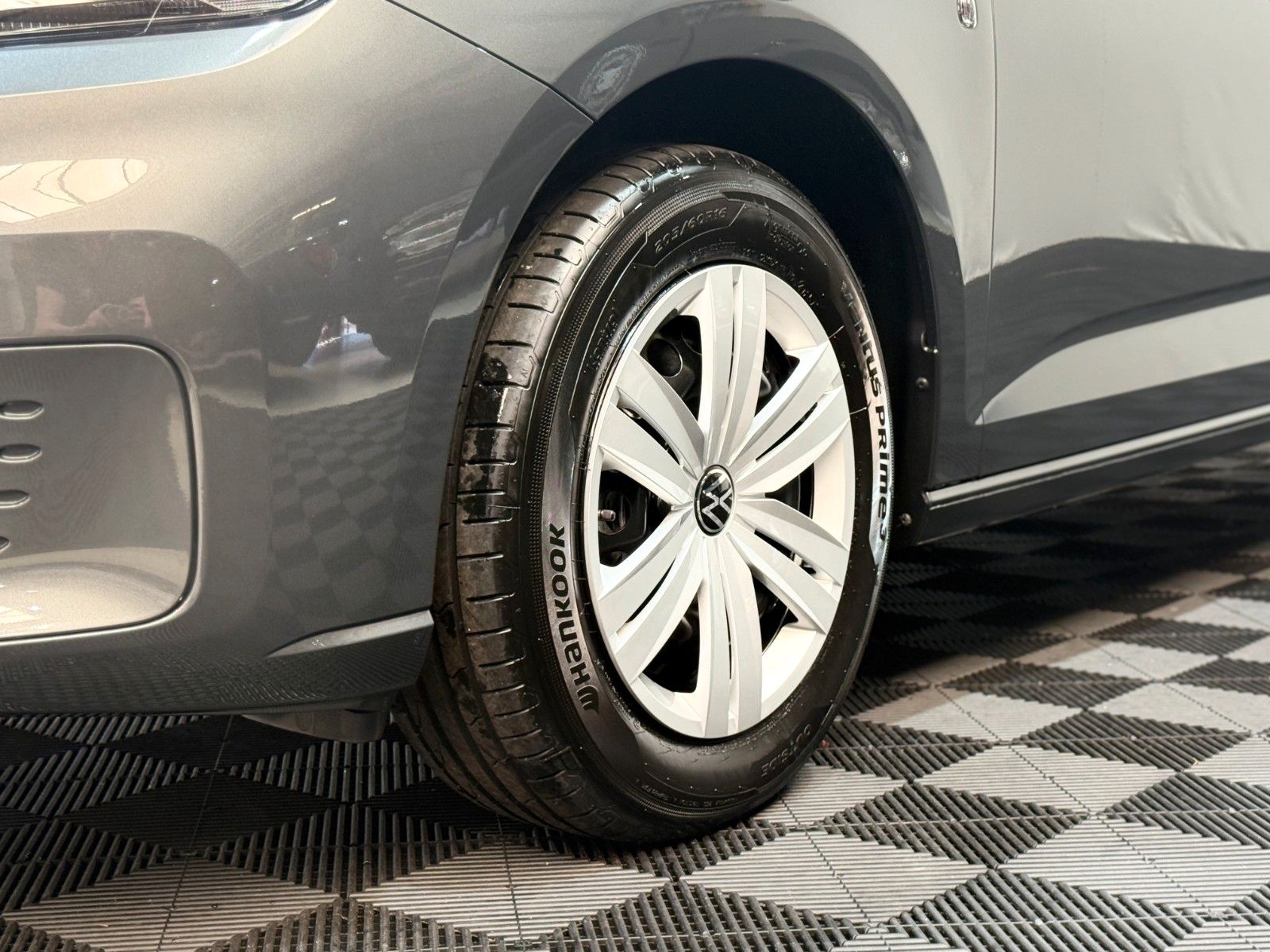 Fahrzeugabbildung Volkswagen Caddy Maxi - DSG - 7 Sitzer - AHK - Kamera