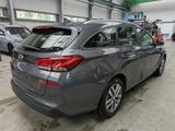 Hyundai i30 1.6 CRDI Autm. CLIMATR. R-KAM NAVI - Hyundai i30 Unfallwagen