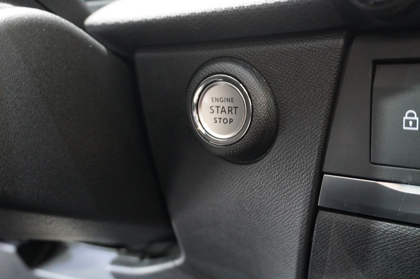 Fahrzeugabbildung Opel Astra L ST 1.2T ULTIMATE NAVI/LED/360°/HUD/AHK