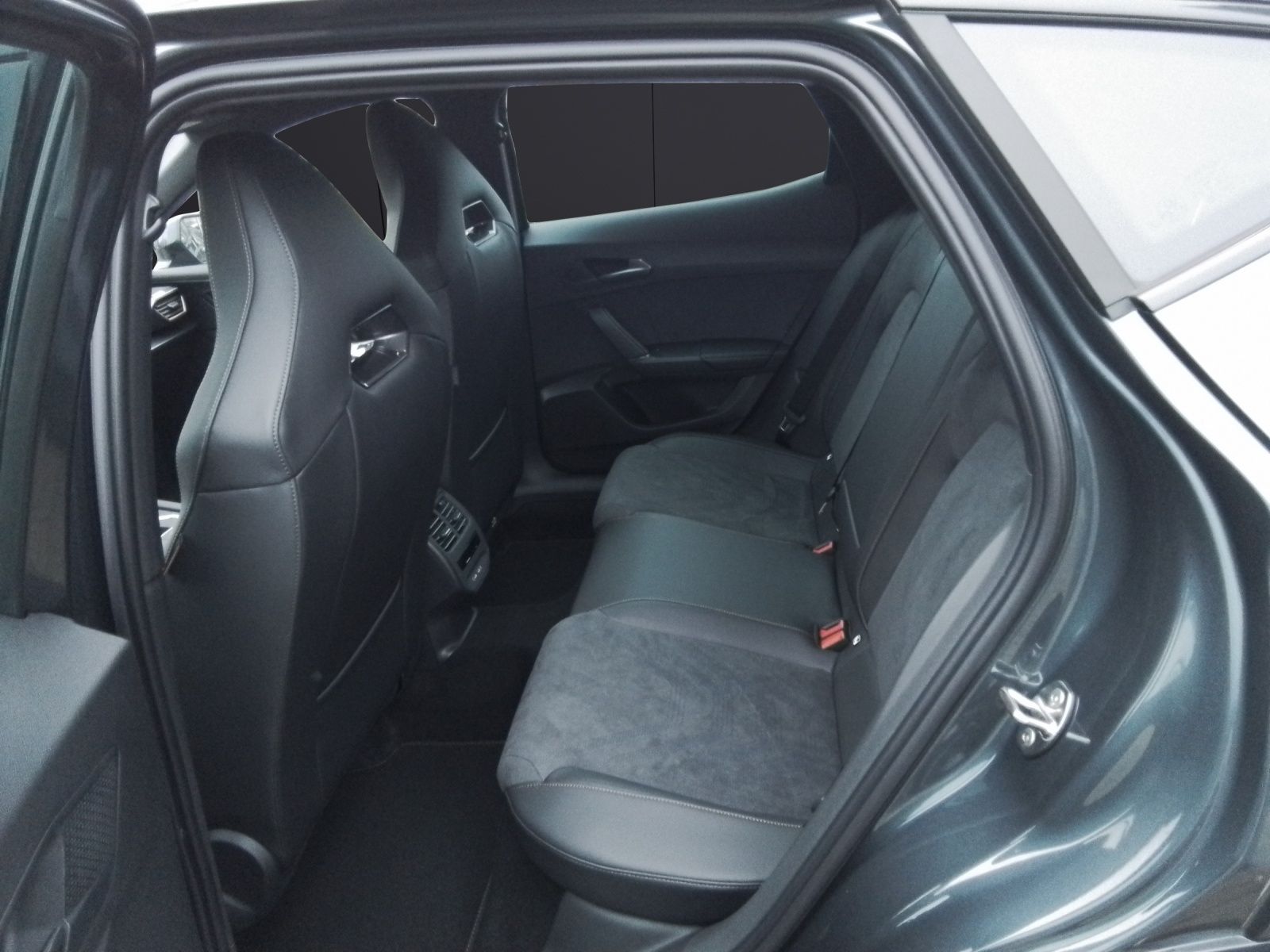 Fahrzeugabbildung CUPRA Formentor VZ 1.5 TSI e-Hybrid 200 kW AHK