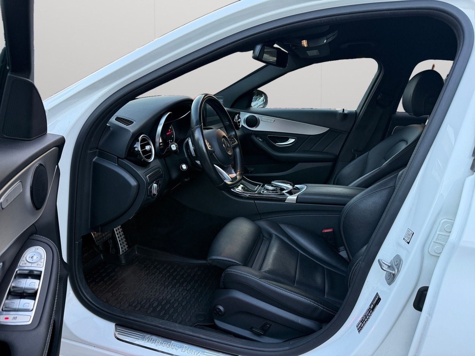 Fahrzeugabbildung Mercedes-Benz C 200 AMG Line Autom.Leder/R-Kamera/LED/Garantie