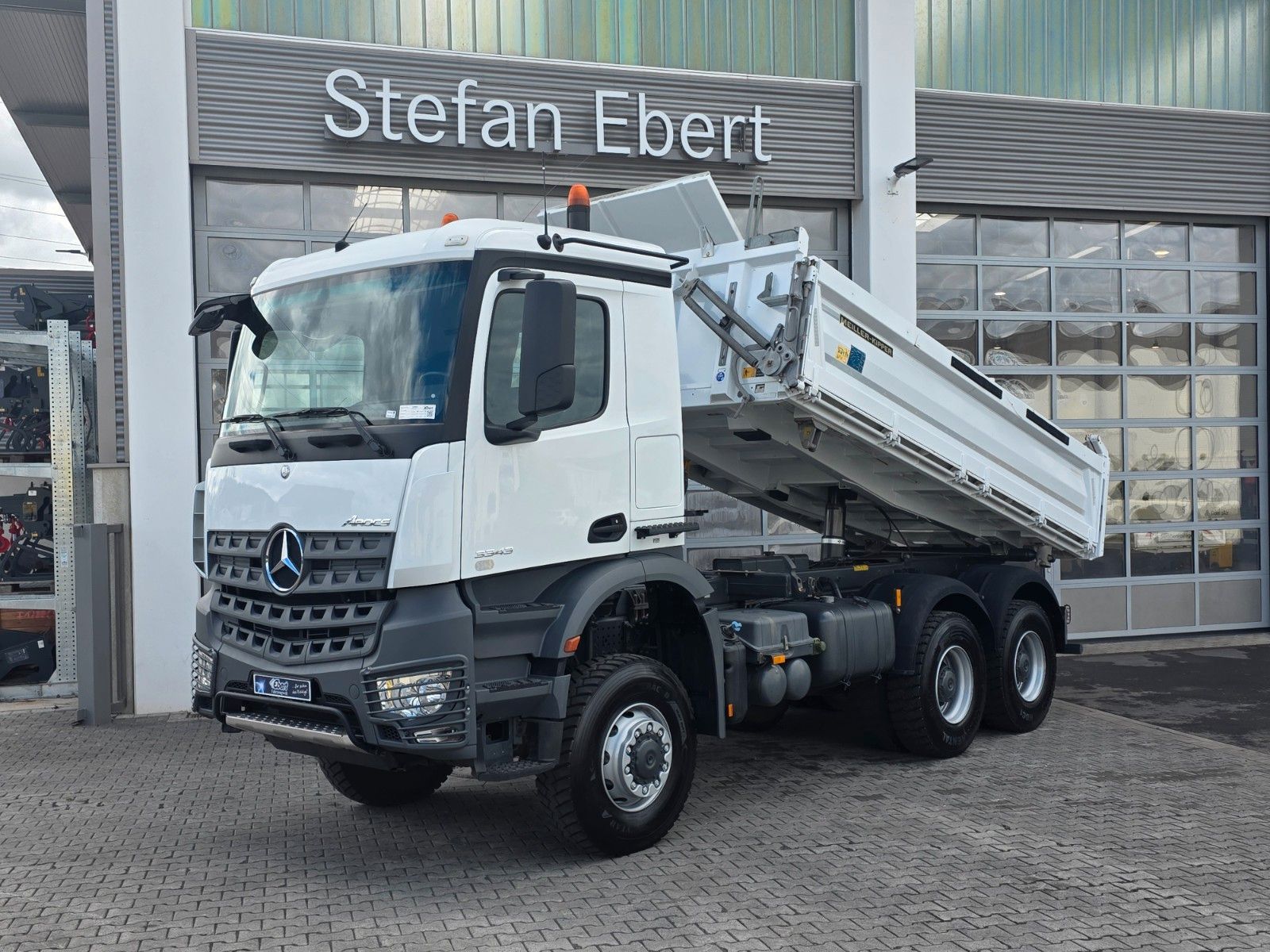 Fahrzeugabbildung Mercedes-Benz Arocs 3343 AK 6x6 Meiller