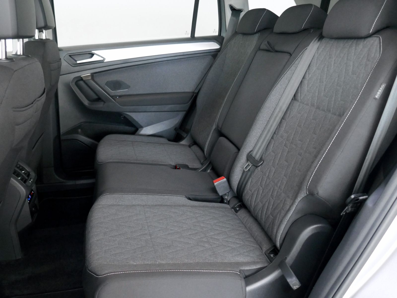 Fahrzeugabbildung Volkswagen Tiguan Allspace MOVE 4M 2.0 TDI DSG LED AHK RFK