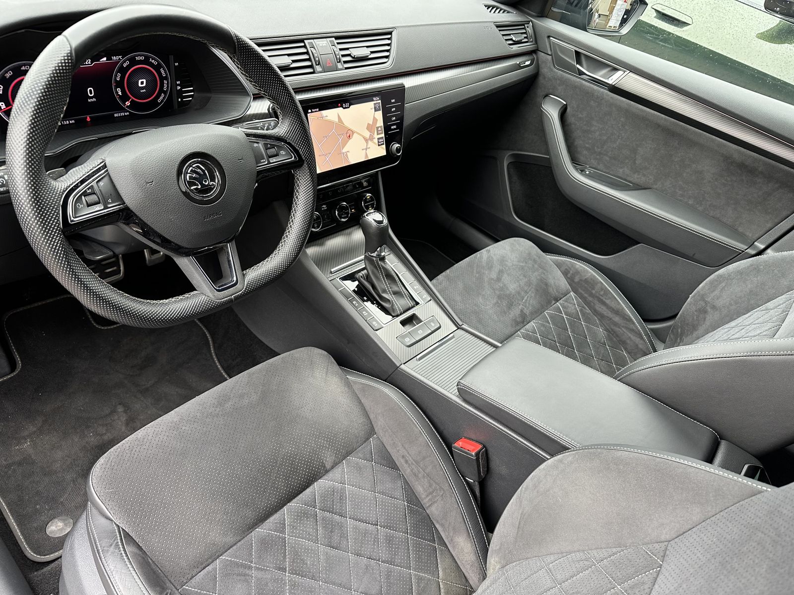 Fahrzeugabbildung SKODA Superb Combi 2.0 TDI DSG Sportline NAV+MATRIX+VC