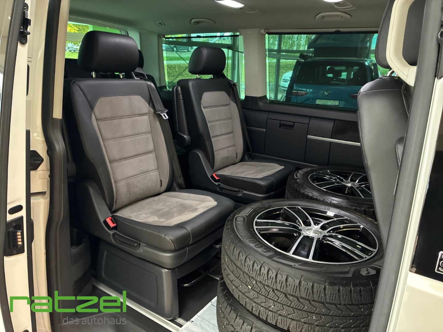 Fahrzeugabbildung Volkswagen T6.1 Multivan 2.0 TDI Gen Six AHK+Navi+Digi.Tach