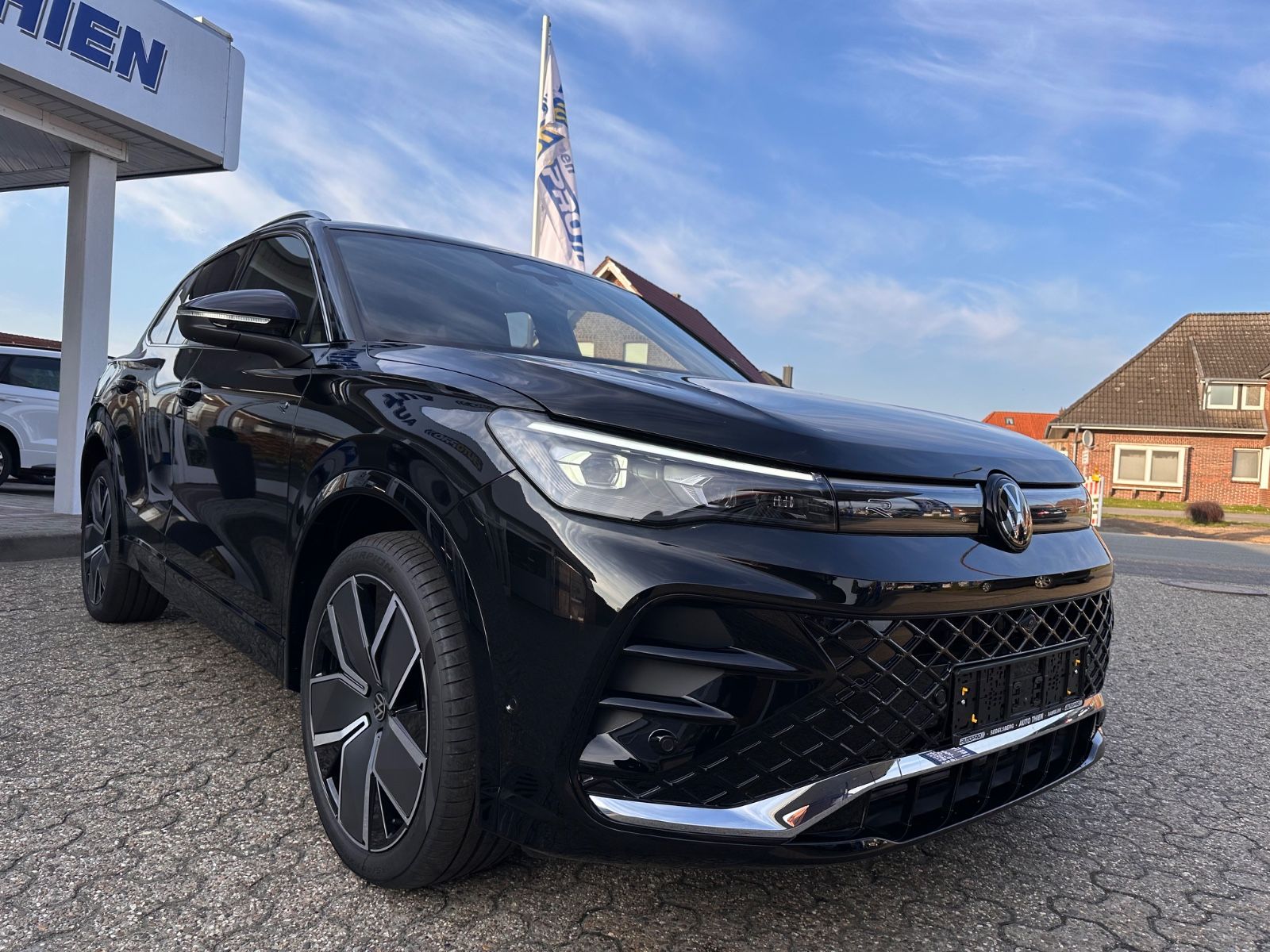 Fahrzeugabbildung Volkswagen Tiguan R-Line 1.5 eTSI AHK/Matrix/Navi/APP/ACC