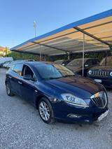 Lancia Delta 1.6 MJT DPF Gold - blaue Lancia Delta