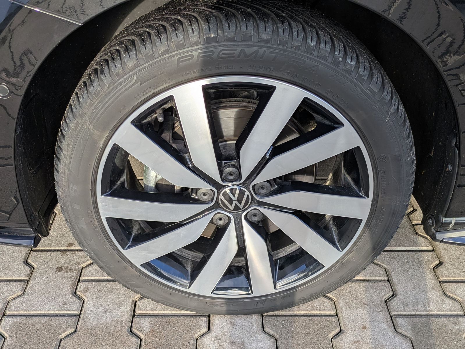 Fahrzeugabbildung Volkswagen Touran 2.0 DSG R-Line High. Pano 7-Si IQ.Dri AHK