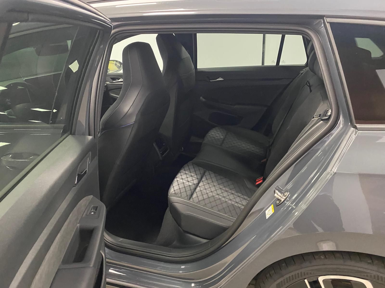 Fahrzeugabbildung Volkswagen Golf Variant1.5 eTSI R-Line Black Style+IQ.LIGHT