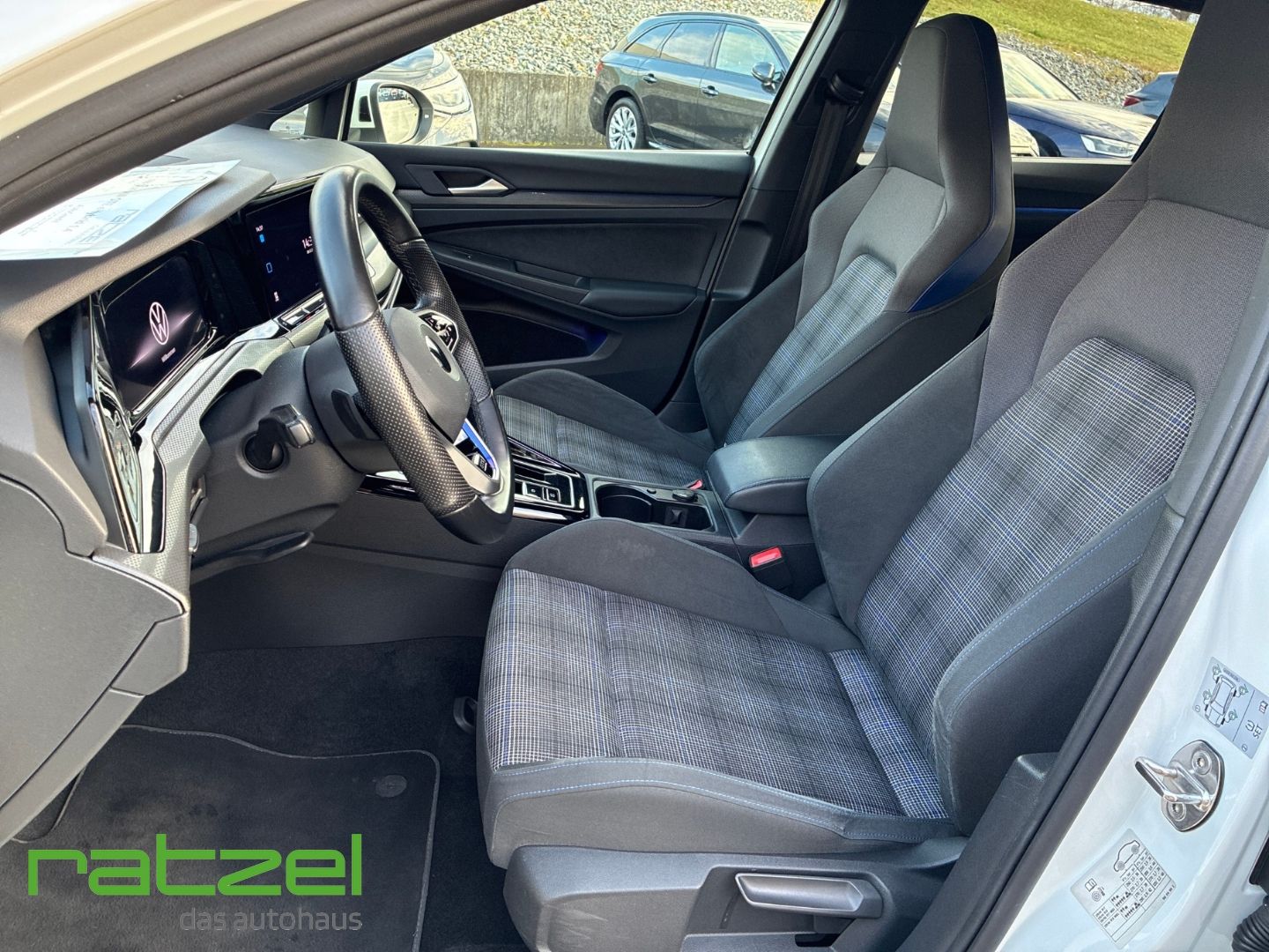 Fahrzeugabbildung Volkswagen Golf VIII GTE eHybrid 1.4 AHK Navi RFK Matrix LE