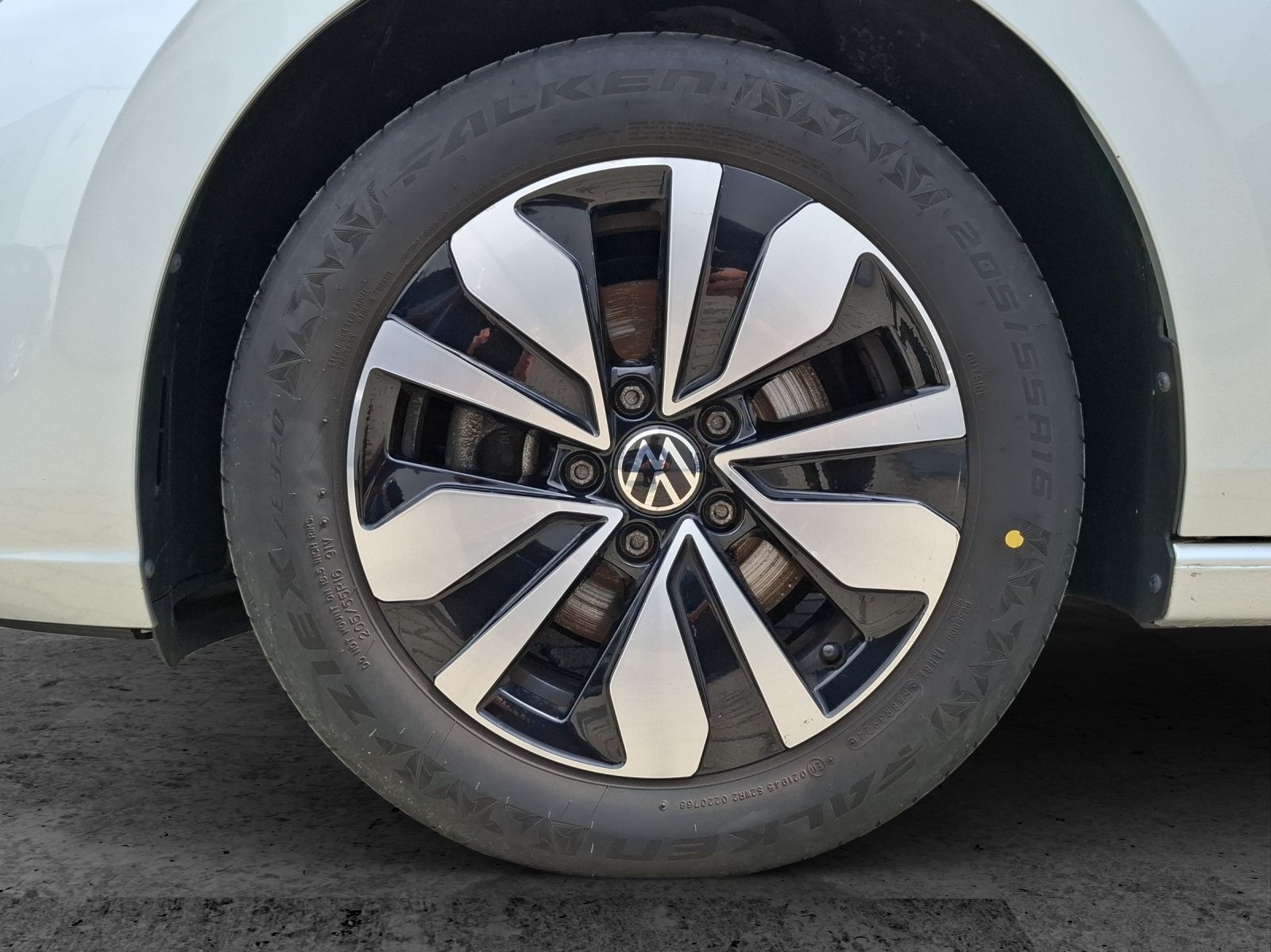 Fahrzeugabbildung Volkswagen Golf VIII Variant TSI Move Standhzg. LED AHK Car